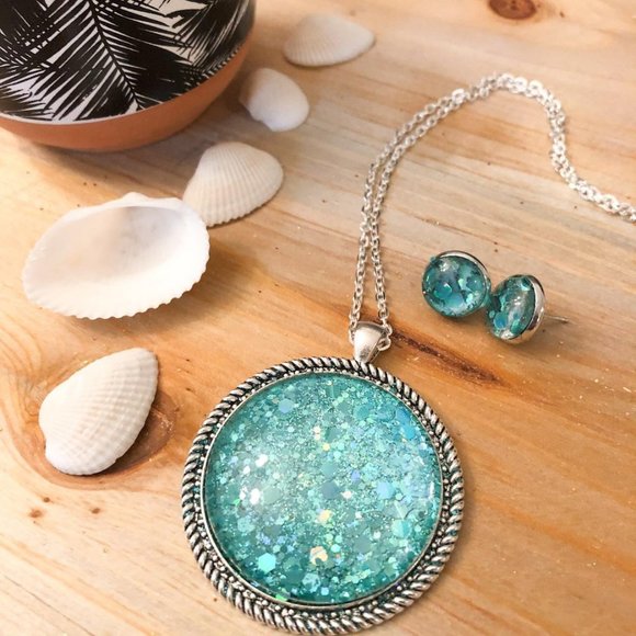 Large Sparkling Turquoise Pendant Necklace - Picture 4 of 4